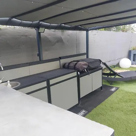 De Standing Avec Piscine Et Climatisation Caissargues