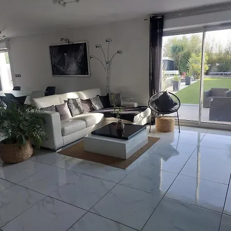 De Standing Avec Piscine Et Climatisation Caissargues