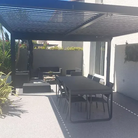 De Standing Avec Piscine Et Climatisation Caissargues